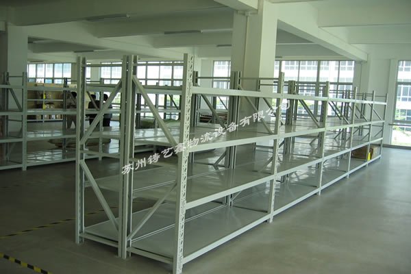 中型三立柱貨架安裝完畢